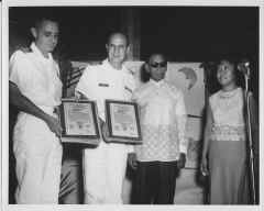 1964 LT WMP & CAPT Romanick receive plaques Capas Mayor Santos Mrs Castro.JPG (1411923 bytes)